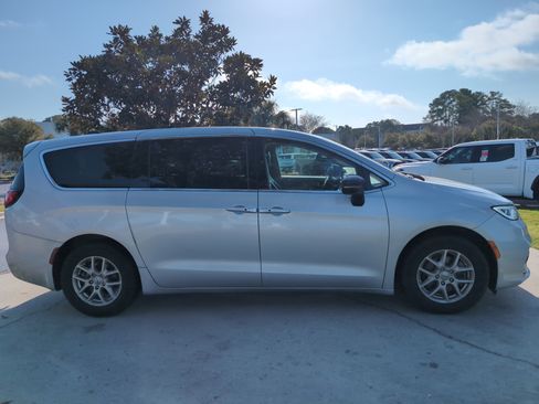 Used 2024 Chrysler Pacifica Touring-L image 11