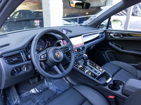 New 2026 Porsche Macan image 4