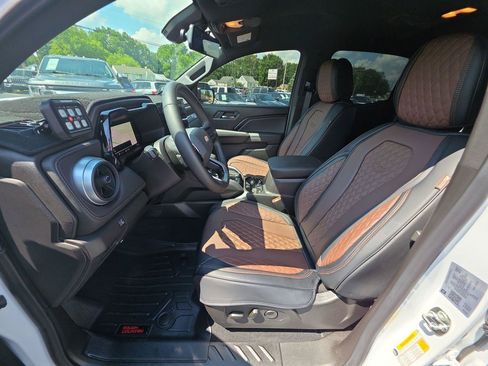 Used 2024 Chevrolet Colorado LT w/ LT Convenience Package II RWD image 3