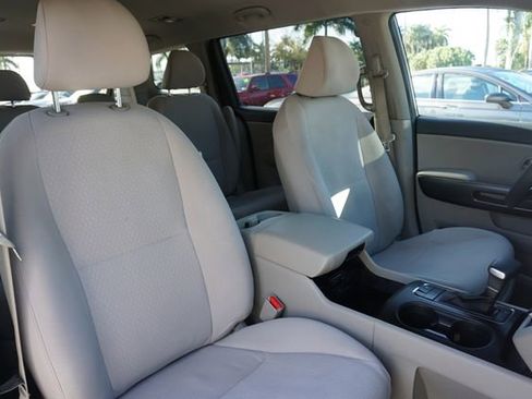 Used 2017 Kia Sedona LX image 2
