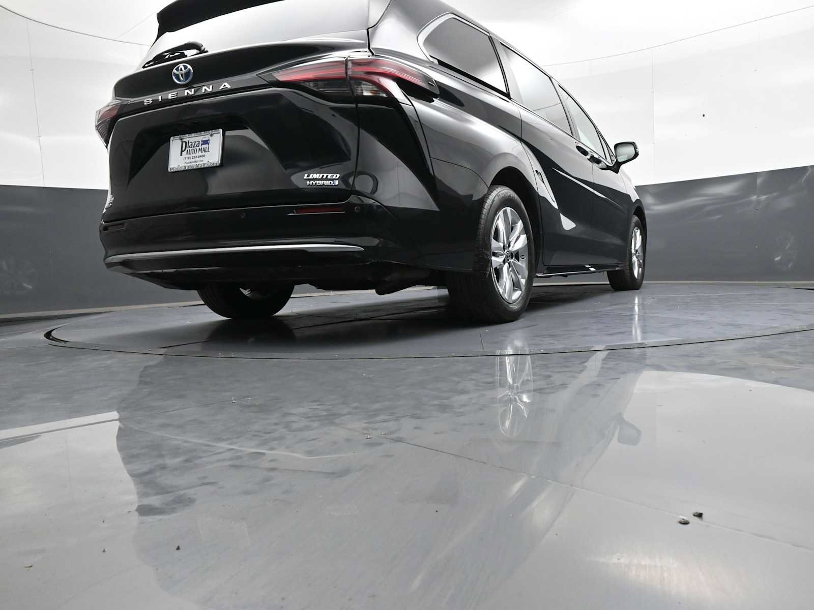 Used 2024 Toyota Sienna Limited AWD/4WD image 32