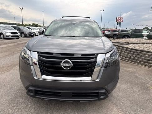 Used 2025 Nissan Pathfinder SV w/ SV Premium Package AWD/4WD image 4