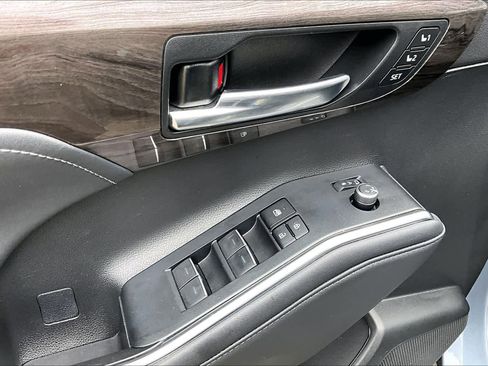 Used 2023 Toyota Highlander Limited image 32
