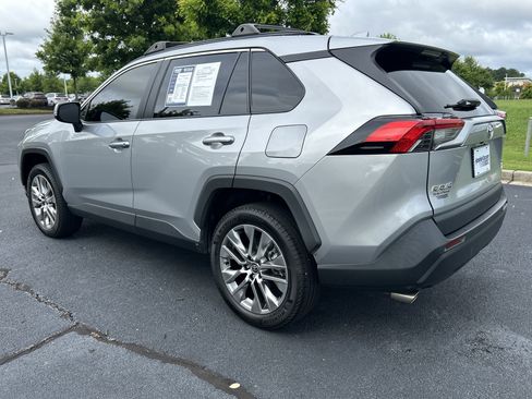 Used 2022 Toyota RAV4 XLE Premium AWD/4WD image 7