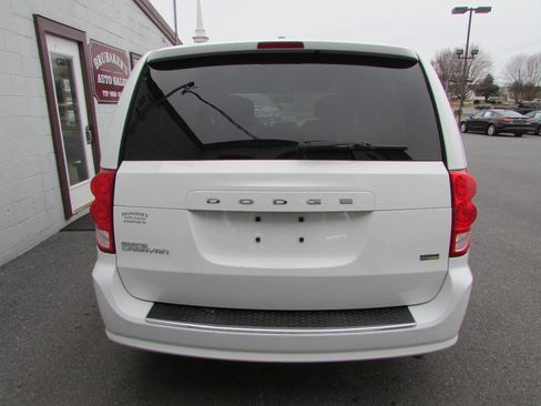 Used 2016 Dodge Grand Caravan SE image 3