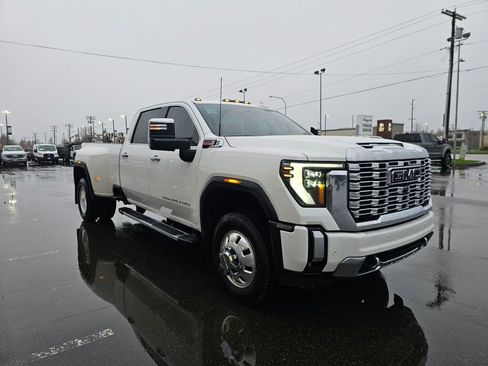 Used 2025 GMC Sierra 3500 Denali image 4