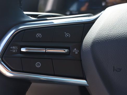 New 2027 Chevrolet Equinox LT w/ Safety and Technology Package FWD image 17