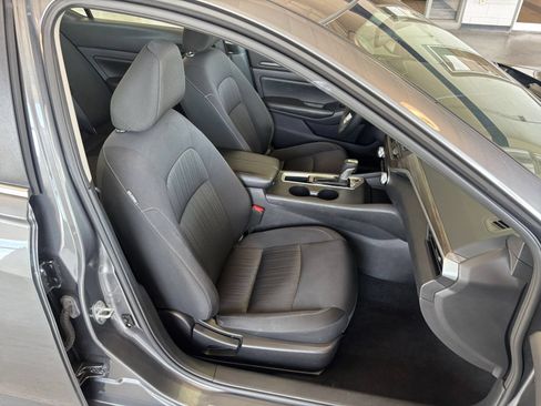Used 2025 Nissan Altima 2.5 SV FWD image 37