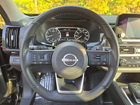 Used 2025 Nissan Pathfinder SV image 17