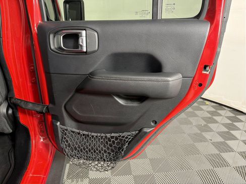 Used 2018 Jeep Wrangler Unlimited Sahara AWD/4WD image 15