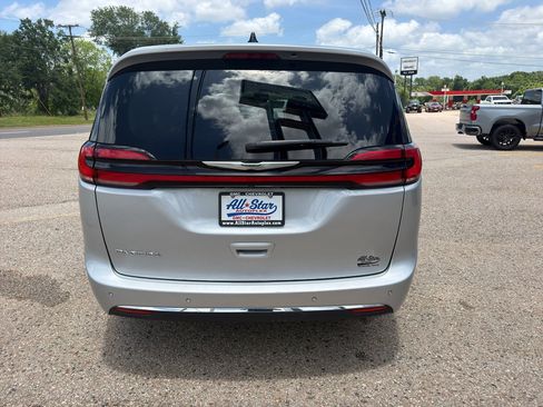 Used 2024 Chrysler Pacifica Touring-L FWD image 18