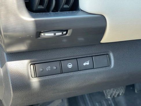 Used 2023 Nissan Pathfinder SL AWD/4WD image 16