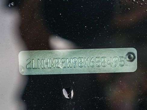 Used 2008 Lincoln Town Car Signature Limited image 32