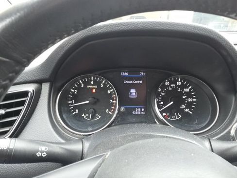 Certified 2018 Nissan Rogue SV FWD image 15