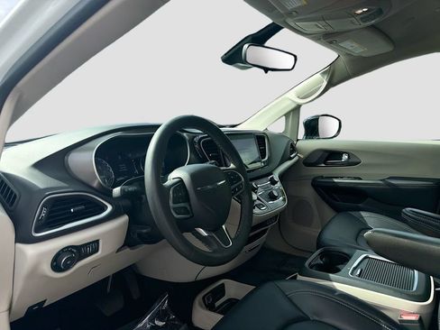 Used 2024 Chrysler Pacifica Touring-L FWD image 9
