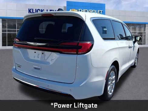 Used 2023 Chrysler Pacifica Touring-L FWD image 8