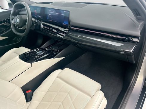 Used 2025 BMW 530i w/ Premium Package RWD image 19