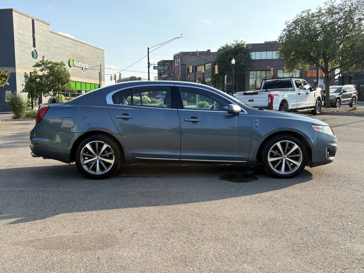 Used 2010 Lincoln MKS FWD image 3