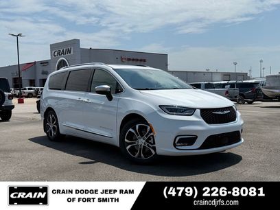 Used 2025 Chrysler Pacifica Pinnacle w/ Trailer Tow Group