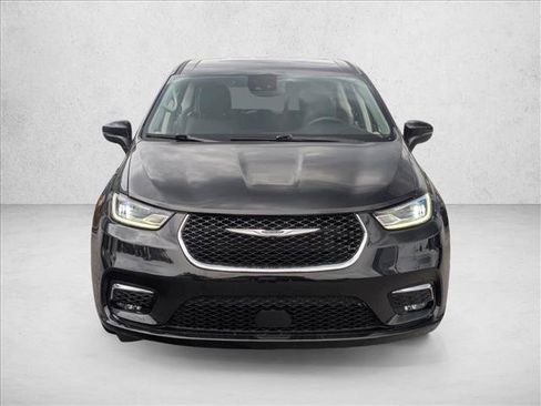 Used 2023 Chrysler Pacifica Touring-L FWD image 2