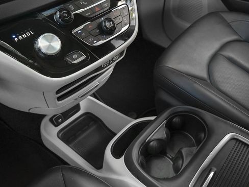 Used 2024 Chrysler Pacifica Touring-L image 26