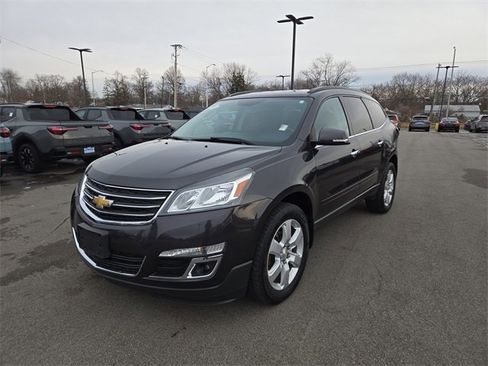 Used 2017 Chevrolet Traverse LT w/ Style and Technology Package image 2