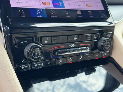 Used 2025 Jeep Grand Cherokee Limited RWD image 19