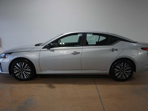 Used 2024 Nissan Altima 2.5 SV image 2