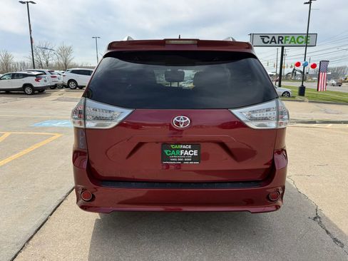Used 2018 Toyota Sienna SE image 11