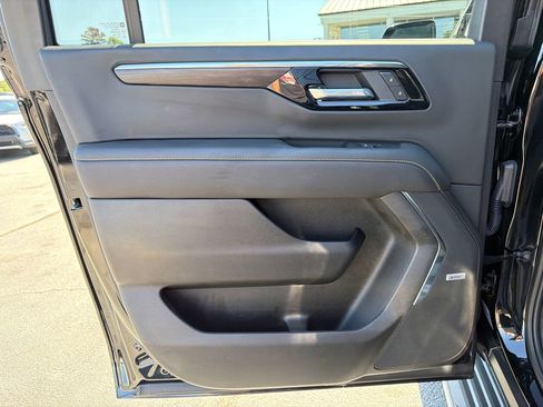 Used 2025 Chevrolet Suburban Premier w/ Sun And Tow Package RWD image 22