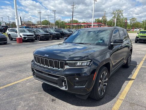 Used 2022 Jeep Grand Cherokee Overland w/ Luxury Tech Group IV AWD/4WD image 2