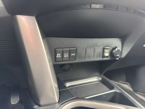 Used 2017 Toyota RAV4 XLE AWD/4WD image 9