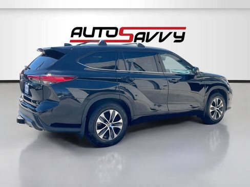 Used 2022 Toyota Highlander XLE AWD/4WD image 7