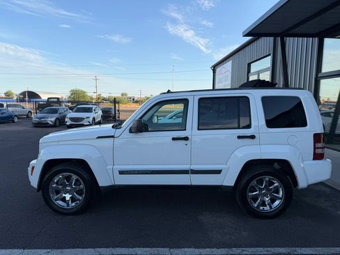 Used 2011 Jeep Liberty Limited w/ Tire & Wheel Group RWD image 4