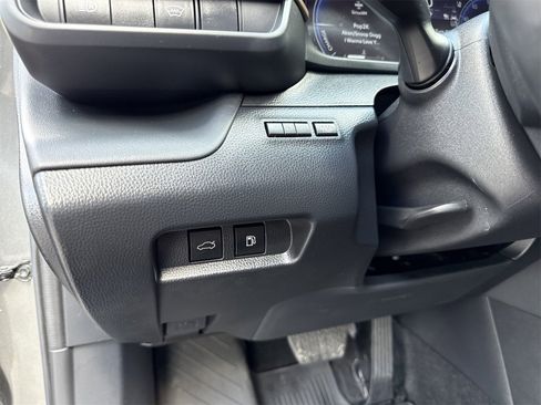 Used 2023 Toyota Crown Limited image 18