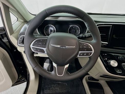 Used 2024 Chrysler Pacifica Touring-L AWD/4WD image 11