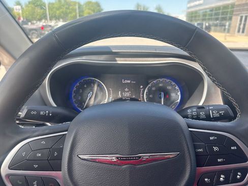 Used 2023 Chrysler Pacifica Touring-L FWD image 20