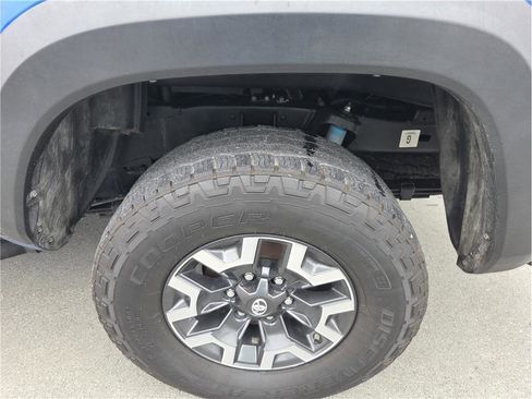 Used 2018 Toyota Tacoma TRD Off-Road w/ Technology Package image 12