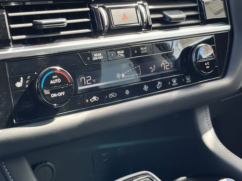 New 2025 Nissan Pathfinder SV w/ SV Premium Package image 30