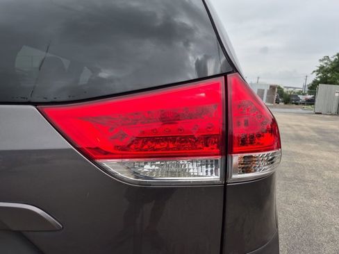 Used 2013 Toyota Sienna XLE FWD image 13