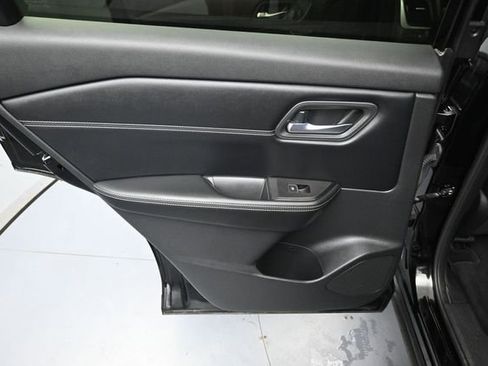 Used 2025 Nissan Rogue SL AWD/4WD image 29