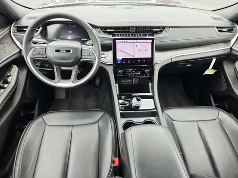Used 2025 Jeep Grand Cherokee Limited AWD/4WD image 10