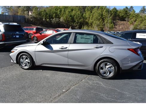 New 2026 Hyundai Elantra SE image 2