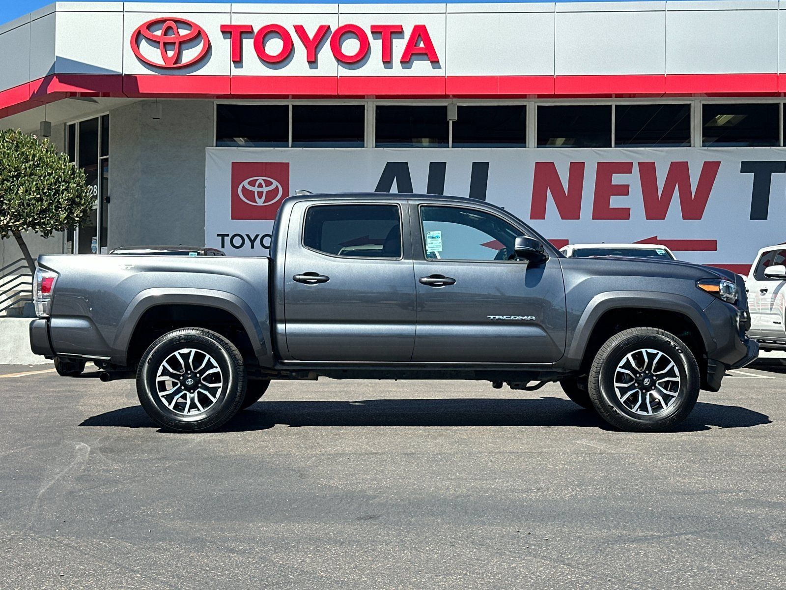 Used 2022 Toyota Tacoma TRD Sport w/ Technology Package AWD/4WD image 6