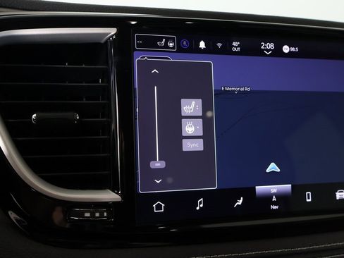 Used 2022 Chrysler Pacifica Touring-L w/ Uconnect Theater Family Group image 8