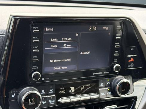 Used 2020 Toyota Highlander XLE FWD image 18
