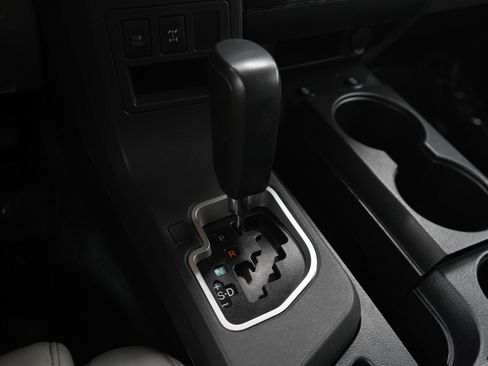 Used 2018 Toyota Sequoia SR5 AWD/4WD image 23