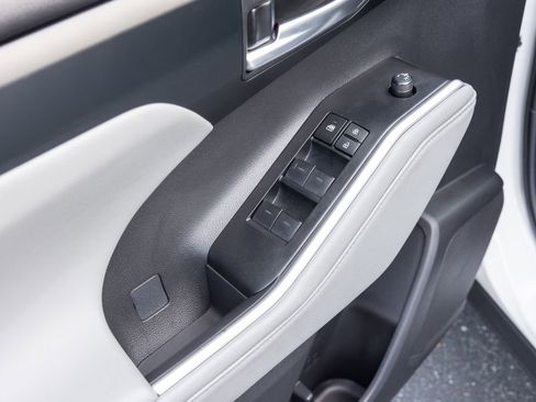 Certified 2025 Toyota Highlander XLE FWD image 9