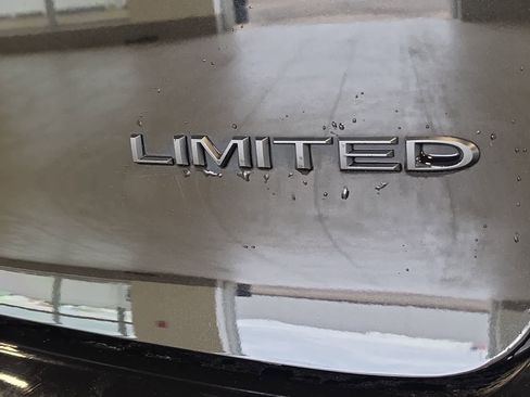 Used 2025 Chrysler Pacifica Limited FWD image 8