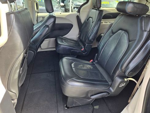 Used 2021 Chrysler Pacifica Touring-L FWD image 9